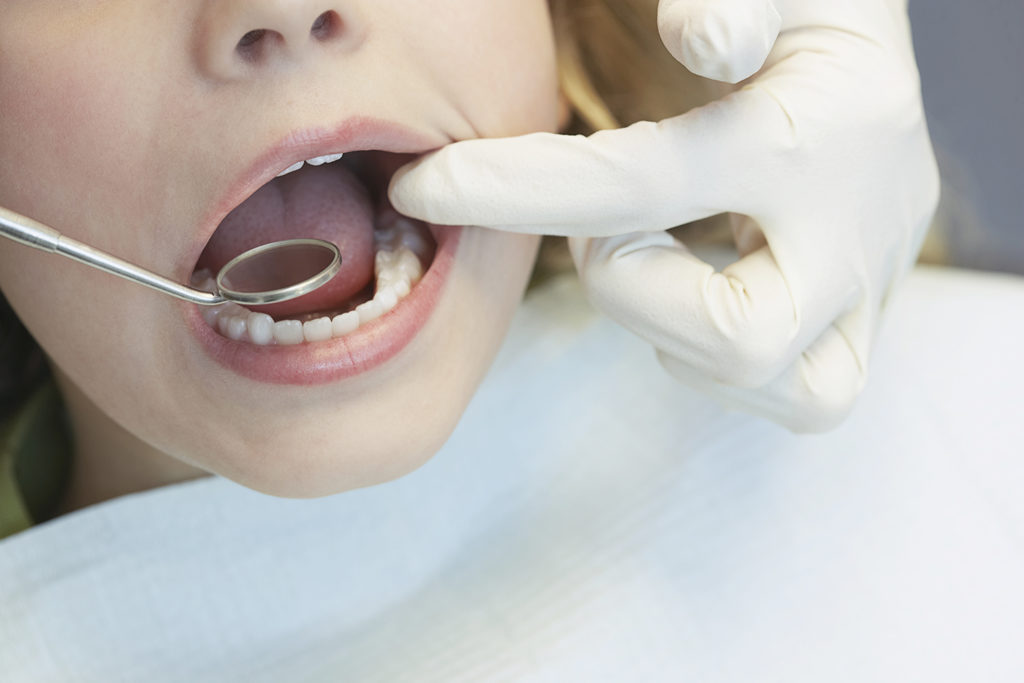 Child Having A Dental Examination - Contabilidade em Diadema | Online Contábil